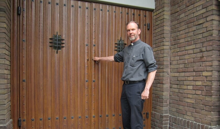 <p>Pastoor Kerssemakers opent de kerk voor een nieuwe maatschappelijke invulling. </p>