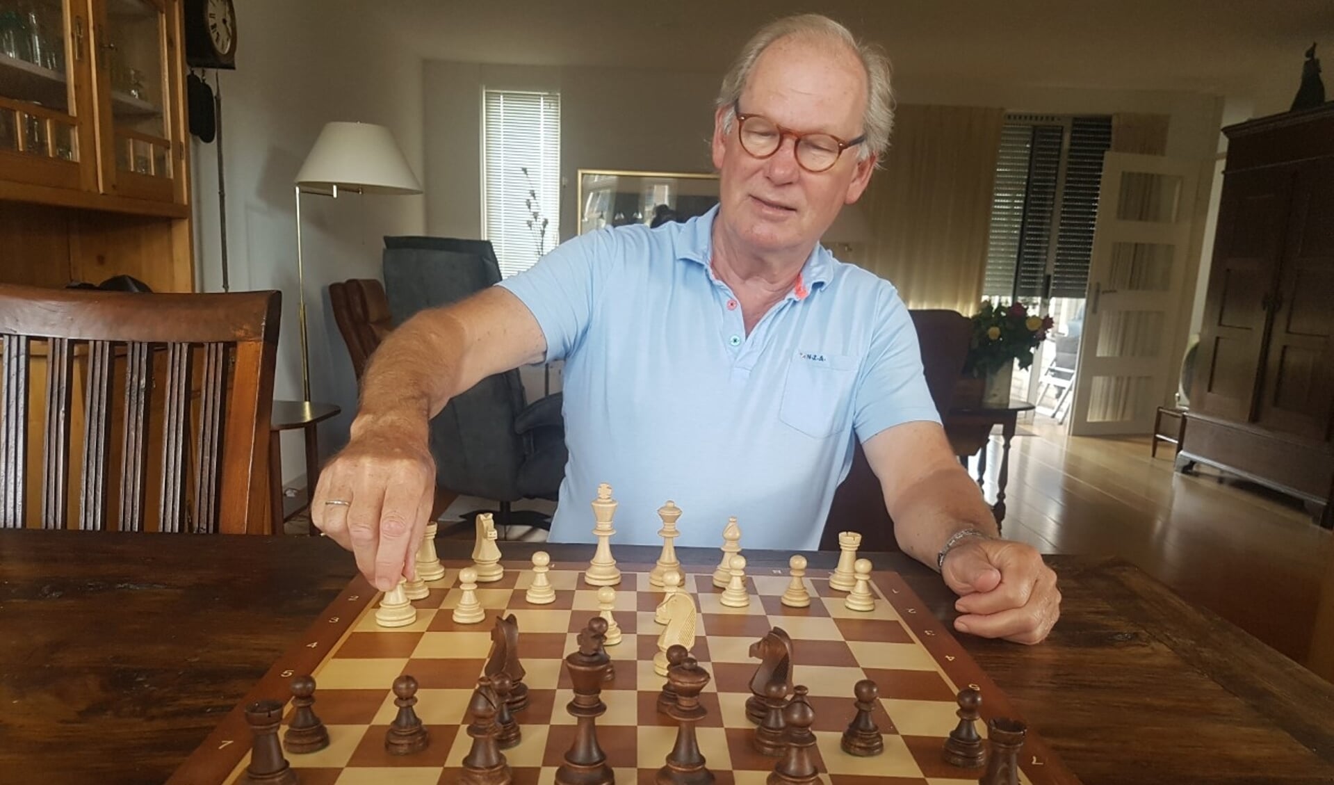 Schaken doe je natuurlijk liever niet in je eentje. Vandaar dat schaakliefhebber Wim van der Ven samen met Ouderen Sociëteit Maaspoort een schaakclub wil oprichten. Belangstellenden kunnen zich aanmelden.