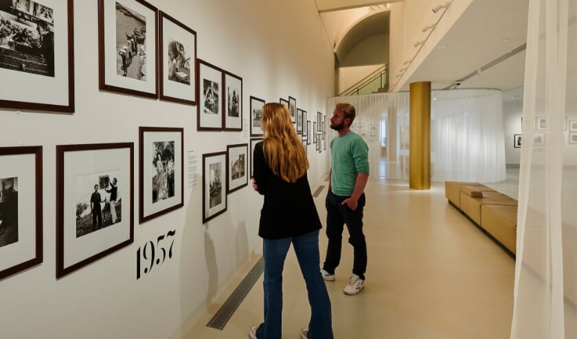 <p>De foto’s die in Het Noordbrabants Museum worden getoond geven een inkijkje in het leven van Dali. (Foto: Jan-Kees Steegman)</p>
