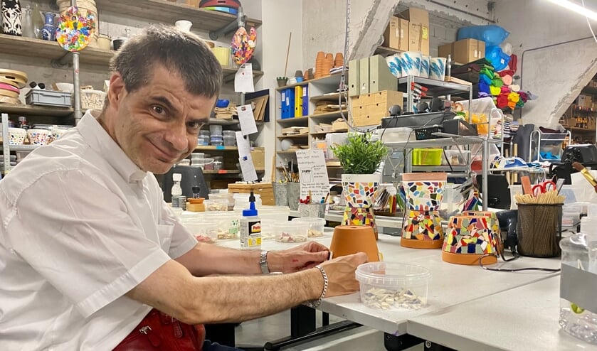 <p>Dirk is druk bezig met het maken van bloempotjes voor Blauw Geel.</p>