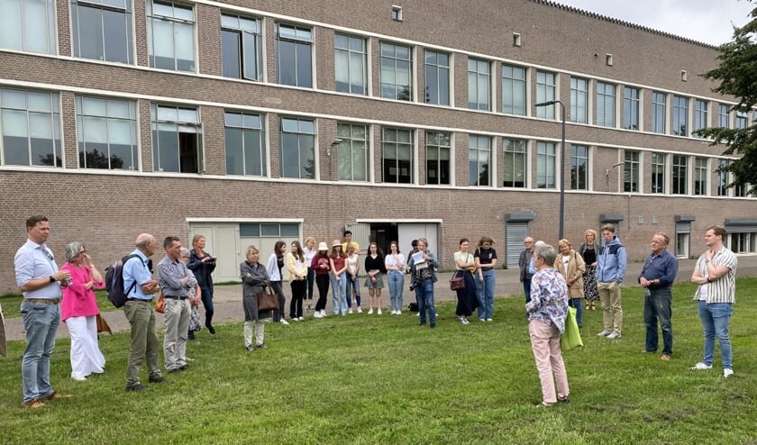 <p>Machteld Terlingen legt op de beoogde plek uit wat een 'tiny forest' is en wat het kan zijn. (Foto: Sint Janslyceum)</p>