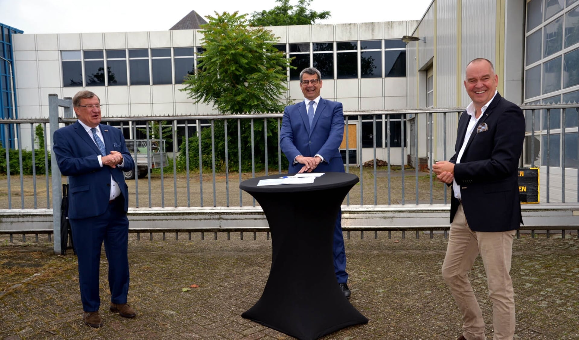 Burgemeester Henk Hellegers, gedeputeerde Erik Ronnes en wethouder Maarten Prinssen.