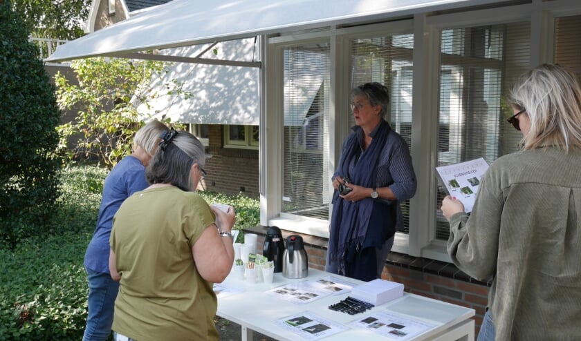 <p>Een informatiestand bij Volksuniversiteit Oss.</p>