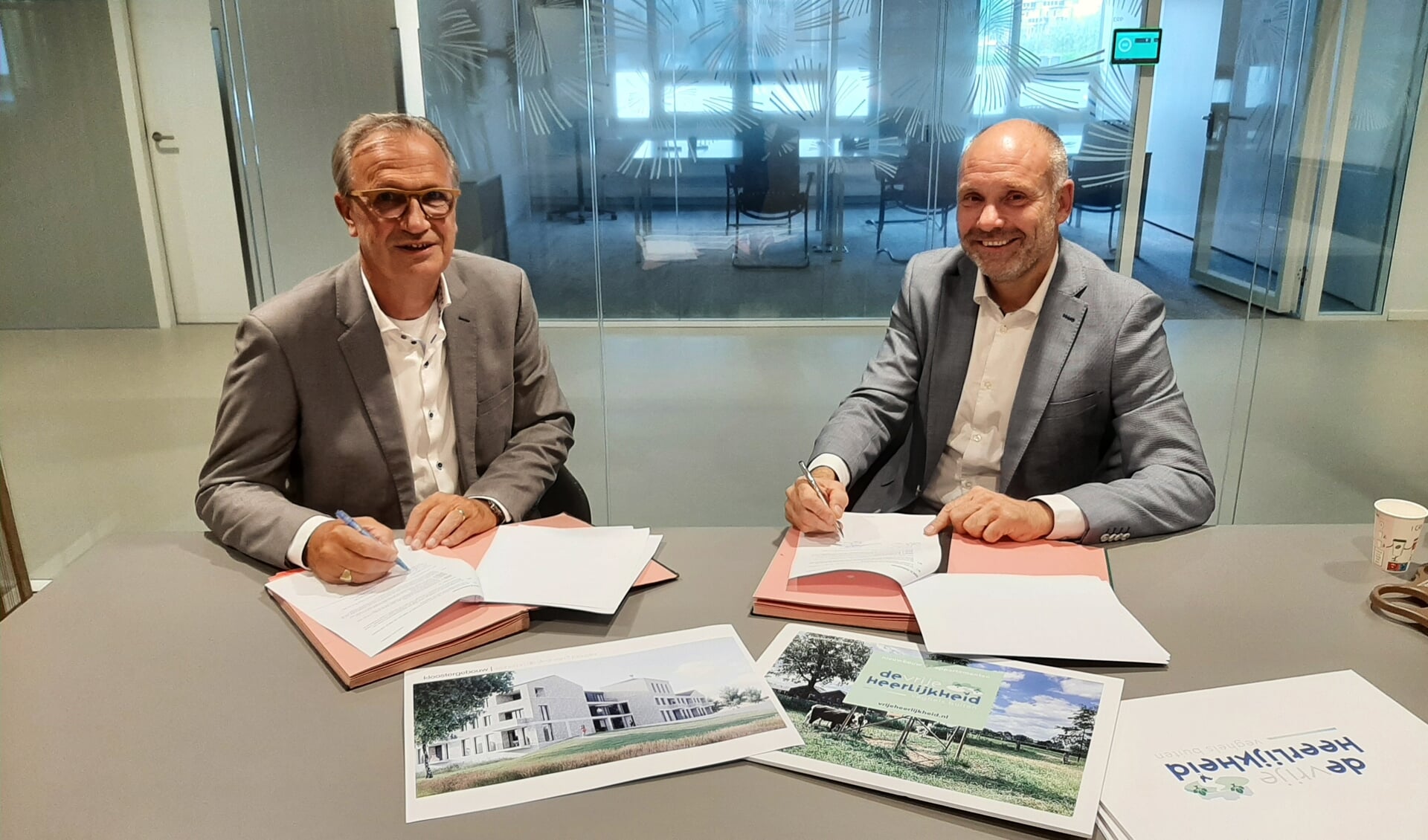 Wethouder Jan Goijaarts en Robert Hellings van Cedrus Vastgoed tekenen de koopovereenkomst.