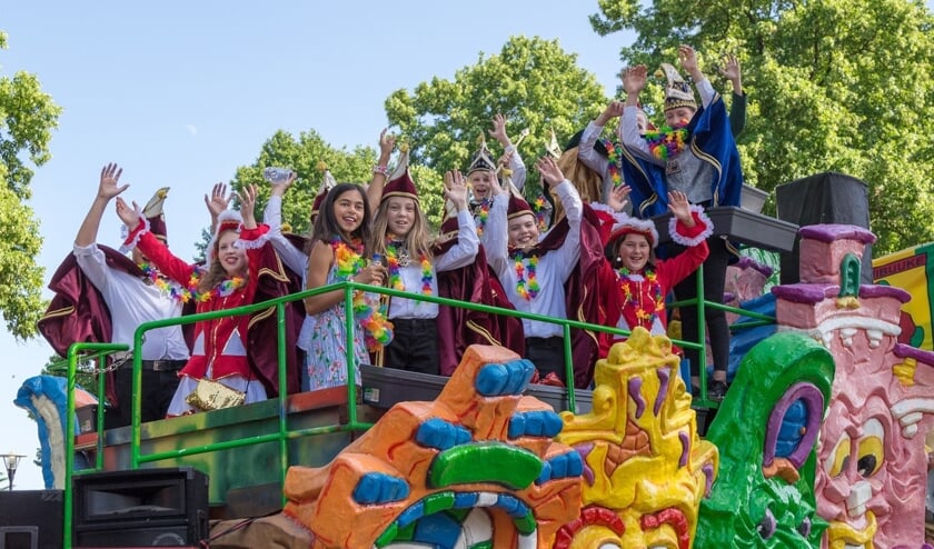 <p>De prinsenwagen, met daarop jeugdprins Koen en Prinses Roos en de jeugdraad van elf. (Foto: Albert Hendriks)</p>