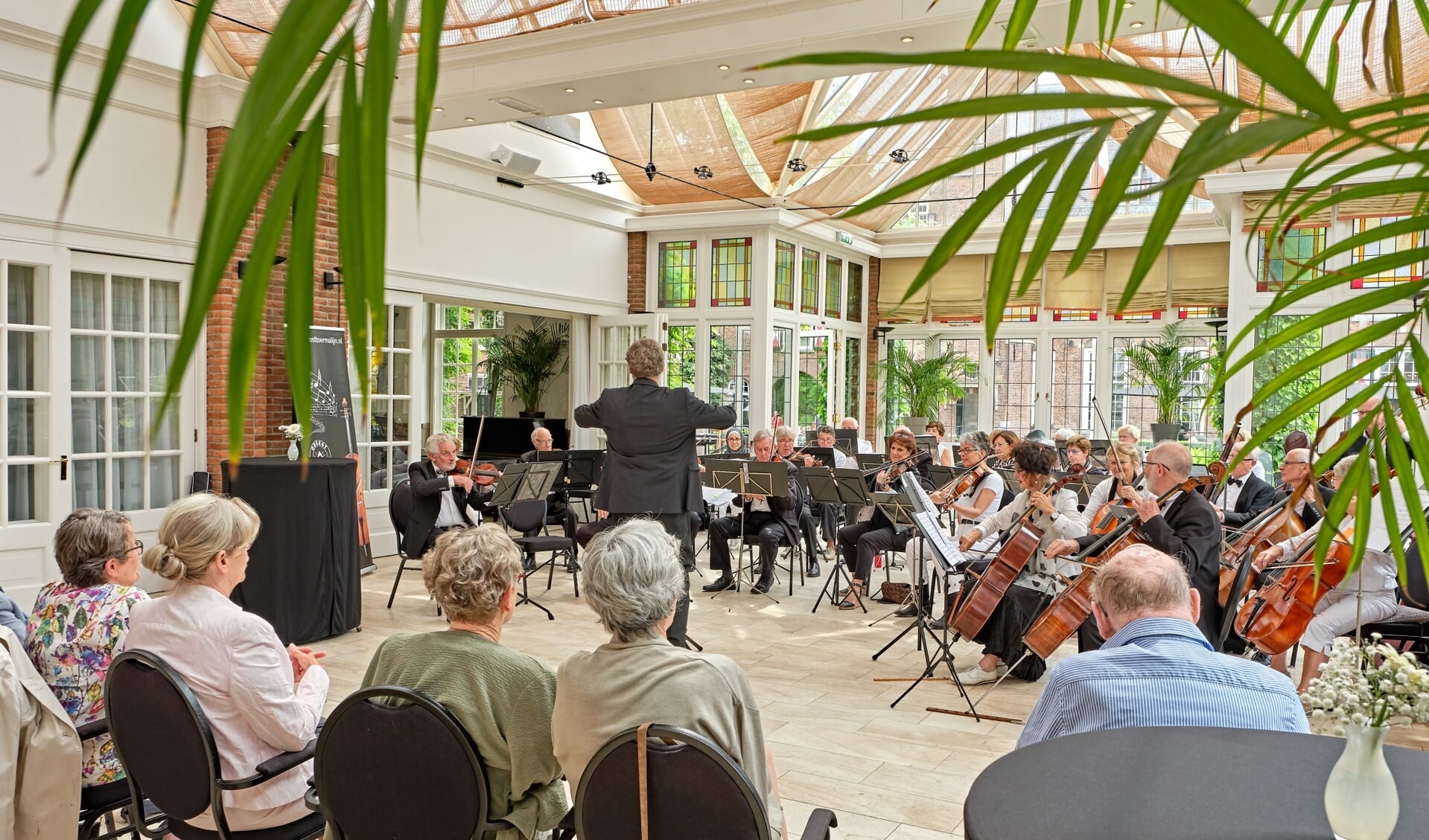Een optreden van Symfonieorkest Toermalijn in Kasteel Maurick te Vught. 