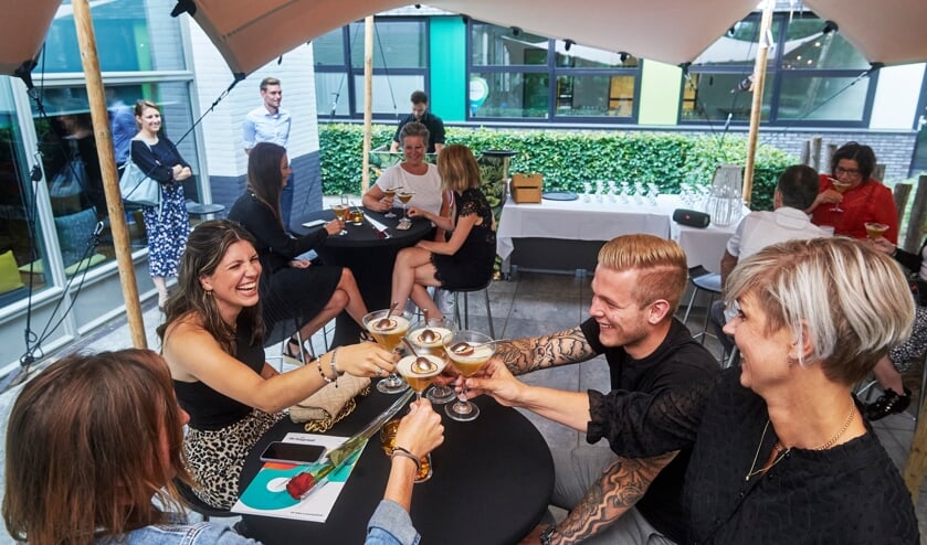 <p>Van harte gefeliciteerd met het behalen van jullie diploma! (Foto: Van Assendelft Fotografie)</p>