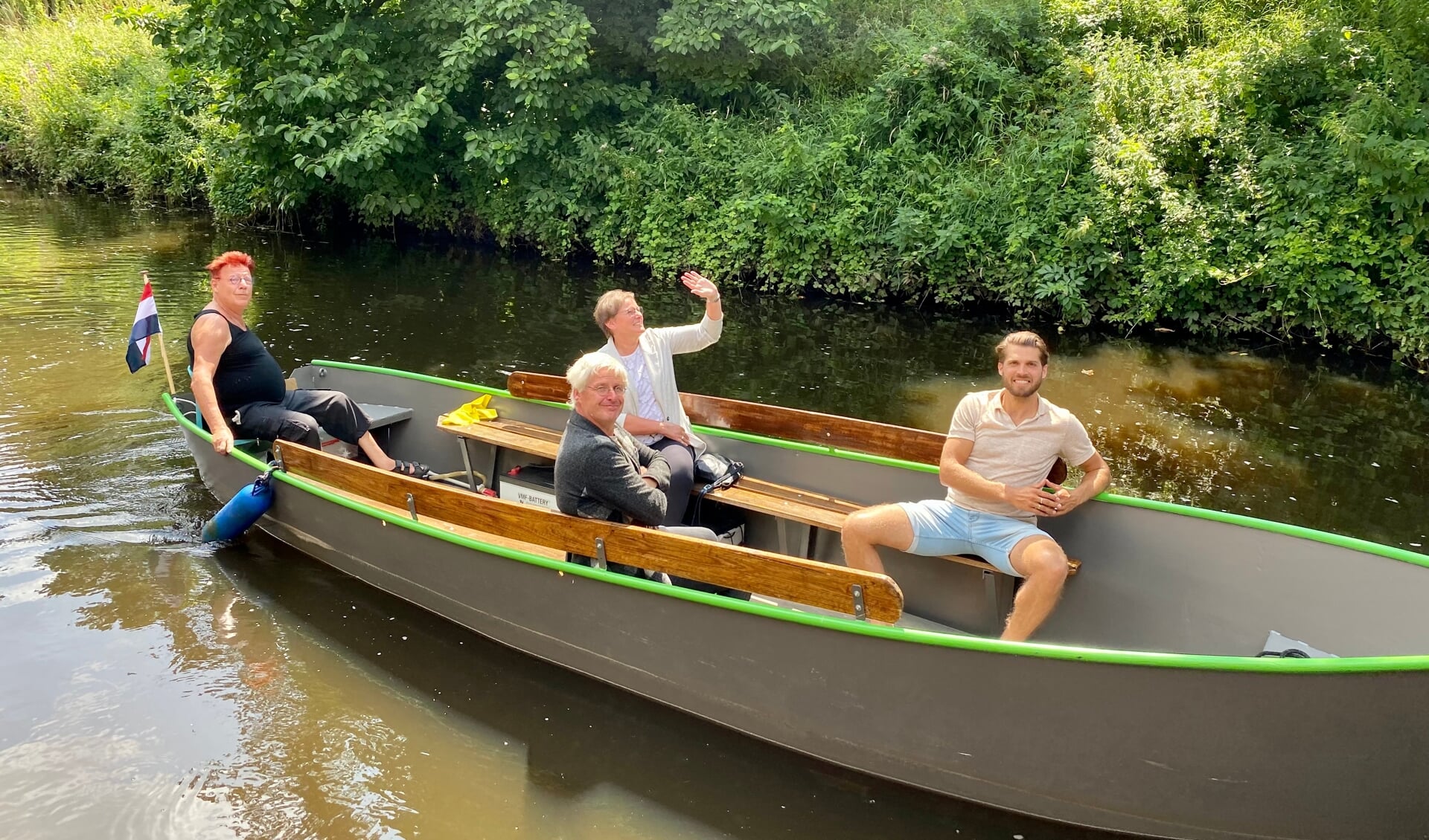 Rene Hildesheim (links) had samen met Coby van der Pas, Peter van Dijk en Rick Terwindt de eer om het eerste tochtje in de fluisterboot te maken.