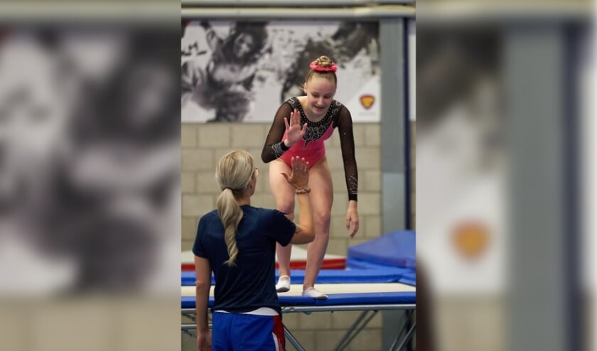 <p>Megan Brouwers met haar coach na afloop van haar zeer geslaagd optreden.</p>