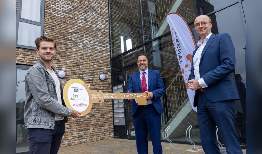 Eén van de huurders, Nick Navest (links), krijgt uit handen van wethouder Franko van Lankvelt (midden) een grote symbolische sleutel. Rechts van de wethouder Jeroen Jeukens (directeur Jansen Bouwontwikkeling).