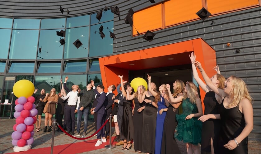 <p>Diploma uitreiking op het Zwijsen.</p>