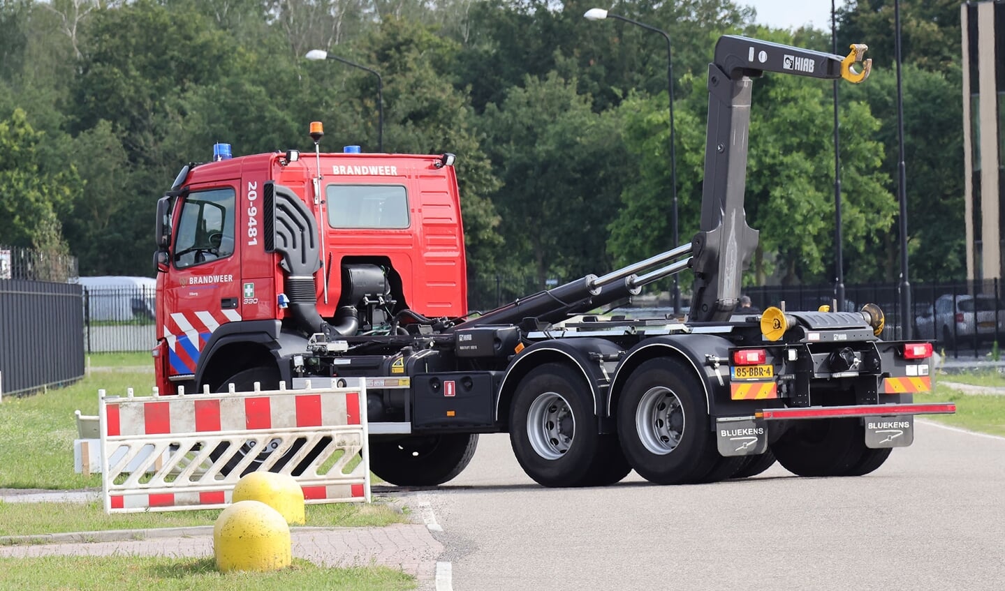 Brandweer opgeroepen vanwege zwaar beladen pallet op hoogte bij Movianto. (Foto: Charles Mallo, Foto Mallo)