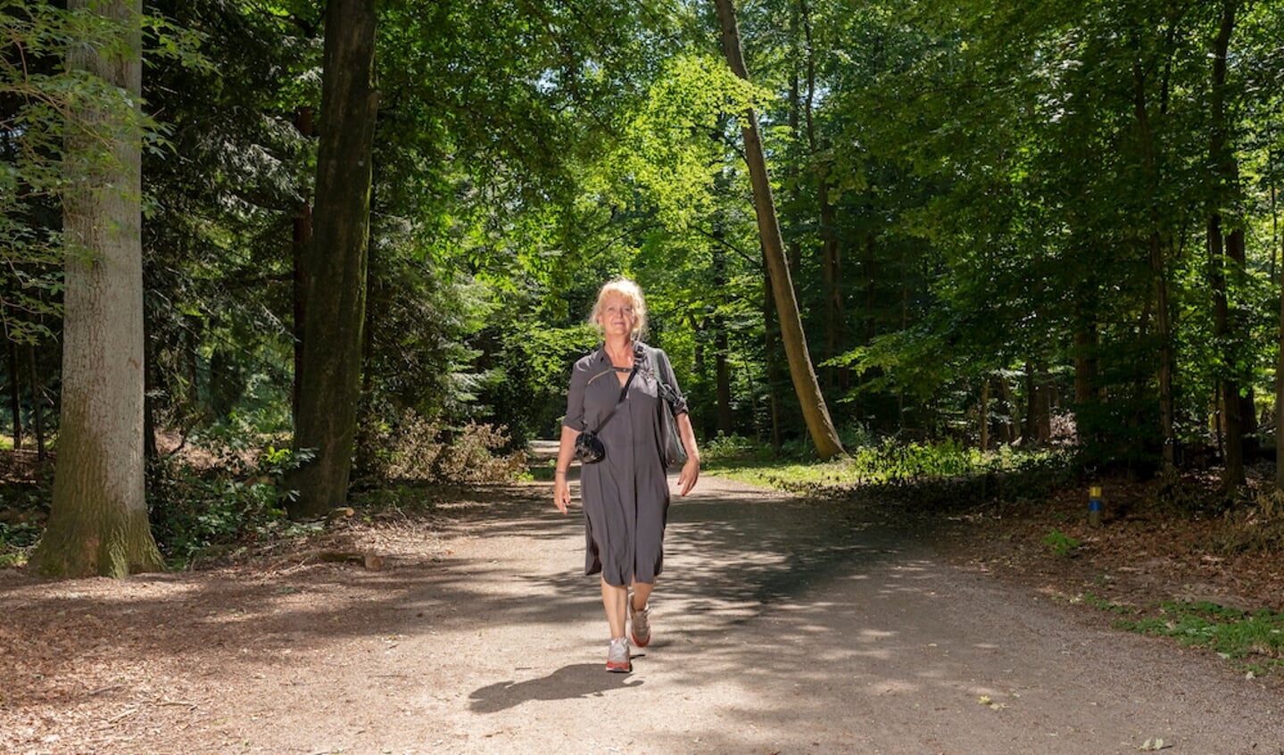 Mayke Muller kreeg de diagnose MS en is toen gaan wandelen. Met professionele begeleiding keek zij wat mogelijk was.