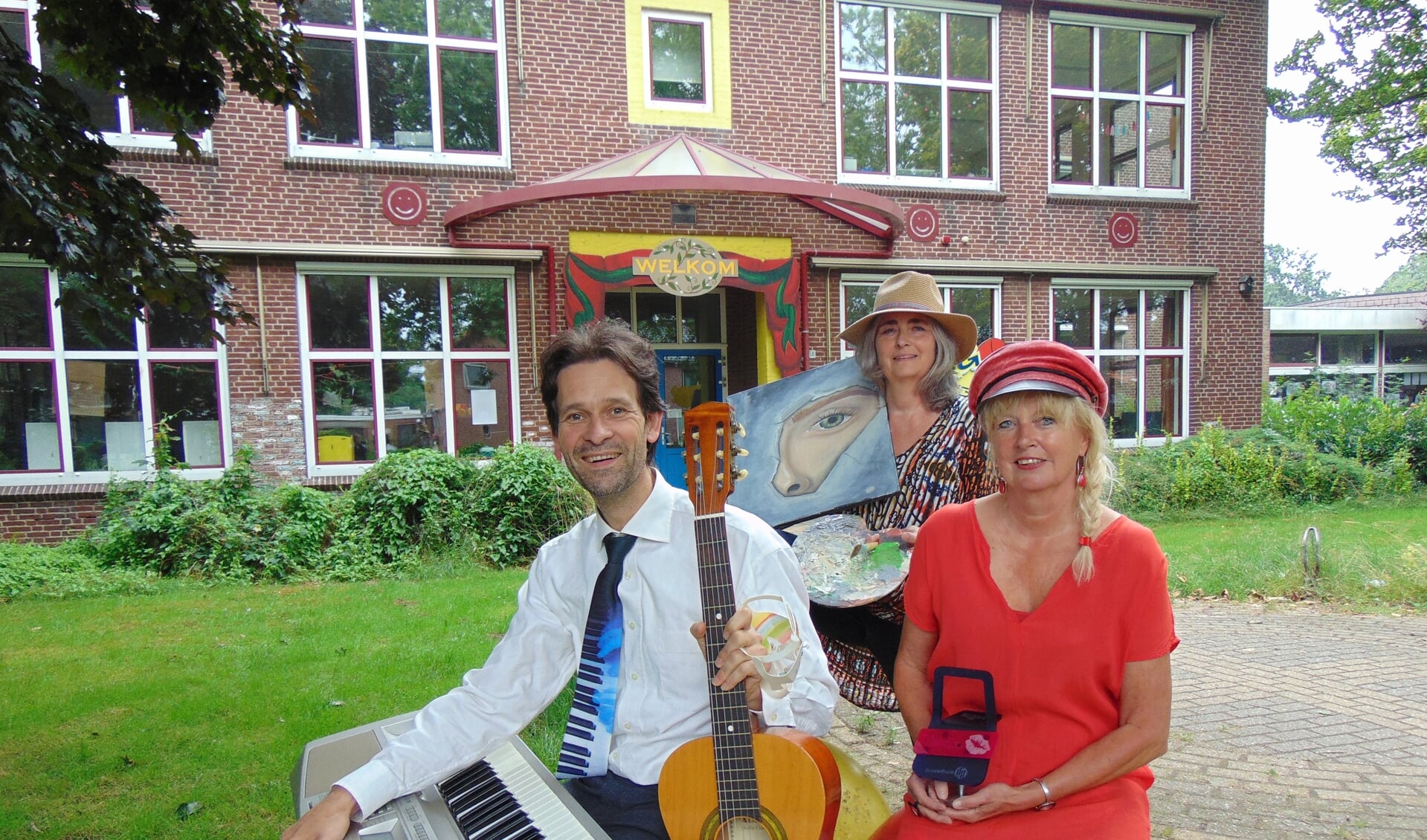 Steven, Birgit en Gertie (v.l.n.r.) voor het toekomstige cultureel centrum? (foto: Dorry Smeets)