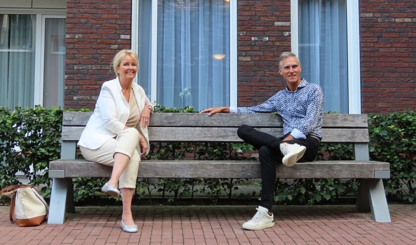 Coördinator Henk Ermers en een van de vele enthousiaste vrijwilligers Elly van Straaten. Vrijwilligers Hennie en Deborah staan niet op de foto.