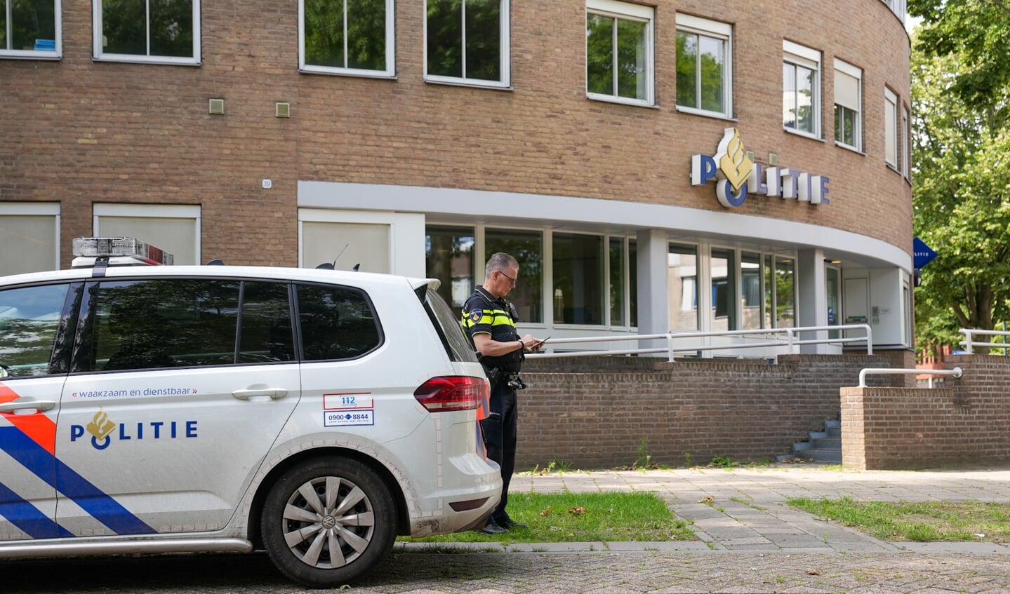 Bommelding bij politiebureau in Oss. (Foto: Gabor Heeres, Foto Mallo)