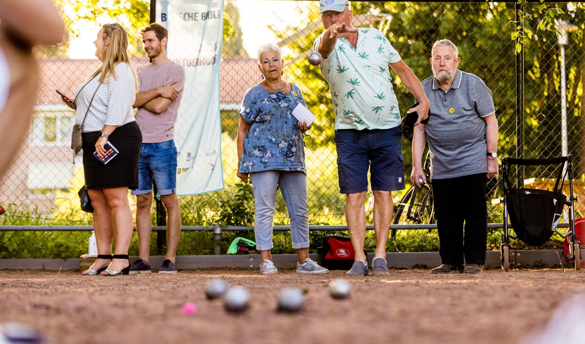 De gemeente constateert dat ouderen boven de 65 jaar zeer weinig deelnemen aan sportactiviteiten. Daarom is er een speciale methodiek ontwikkeld voor ouderen vanaf 60 jaar.