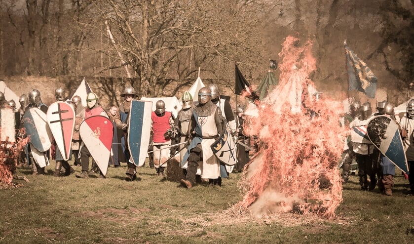 <p> Er zijn onder meer gevechtsdemonstraties met ridders in harnas met zwaarden.</p>