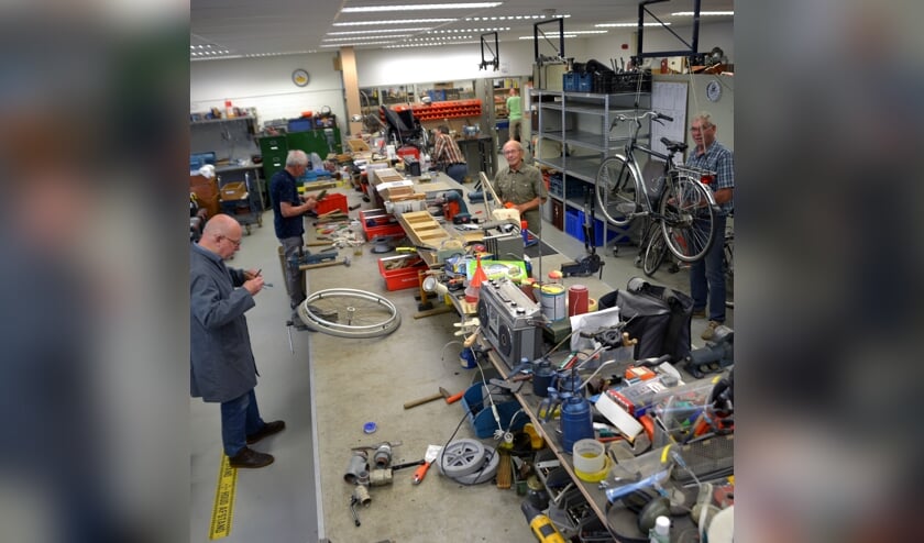 <p>In totaal werken er dertig gepensioneerde vakmensen bij de Solidariteitswerkplaats. (foto: Henk Lunenburg)</p>