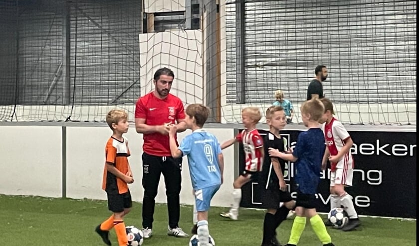 <p>Murat Korkmaz geeft uitleg aan de talenten van de Meliani Voetbalschool.</p>