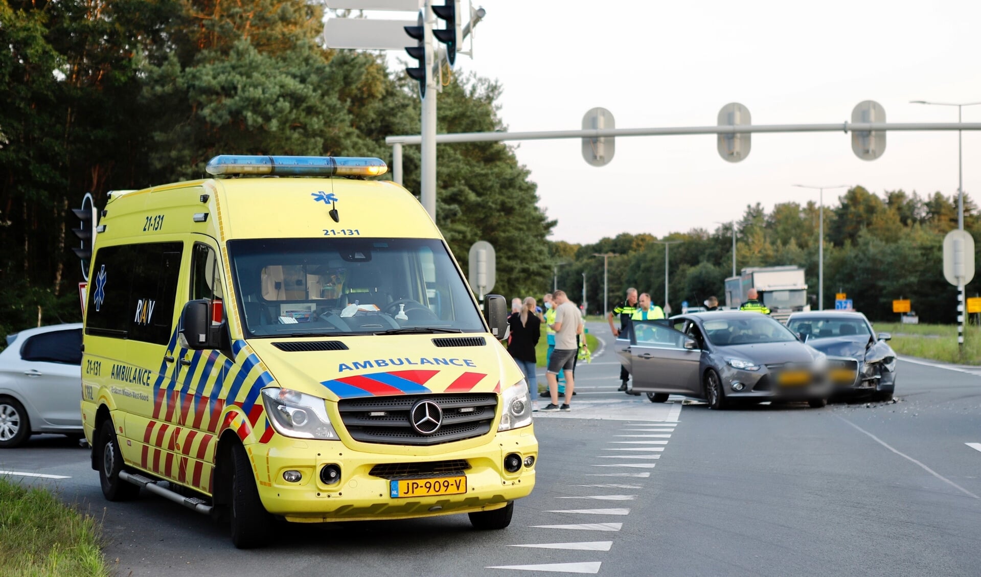 Inzittenden uit een van de betrokken auto's raakten gewond in Heijen.