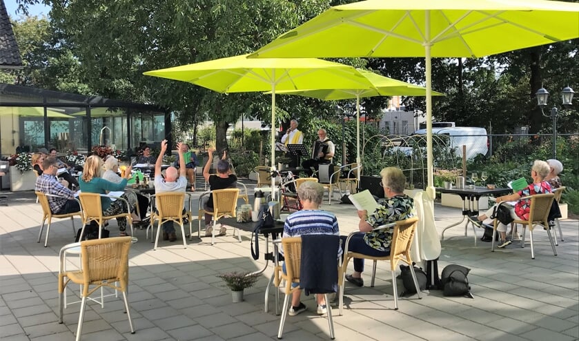 <p>Gezelligheid op het terras van het PieterBrueghelHuis.</p>
