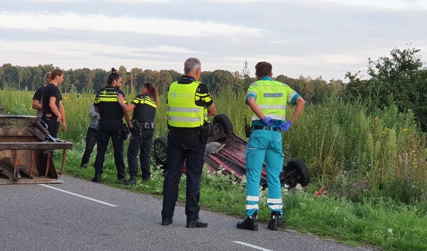 Auto over de kop in Zeeland.