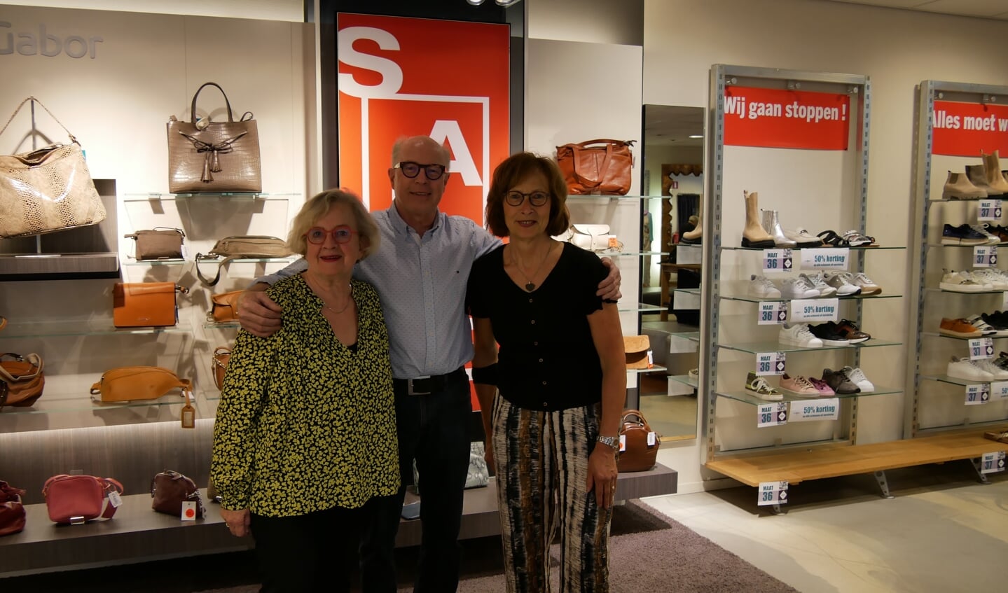 Anneke, Stephan en Rika van den Hoogen nemen afscheid van Van Es Shoes, Bags & Fashion.