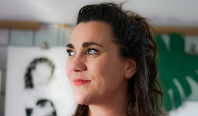 <p>Haar tv-optreden heeft MadameRuiz - het pseudoniem van inkt-portret-kunstenares Miriam Groenen-Ruis - bepaald geen windeieren gelegd. De aanvragen voor portretten stromen sindsdien binnen. (Foto: IMMEhard)</p>