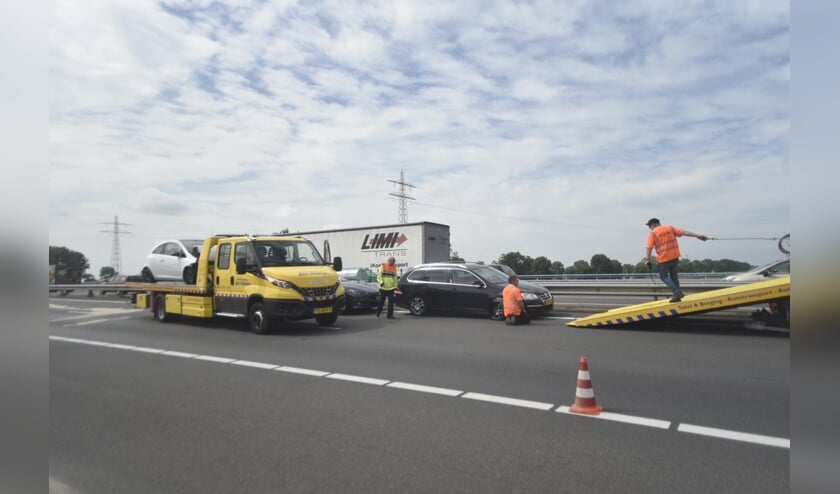 Bij de aanrijding op de A73 raakten vrijdag drie auto's beschadigd.