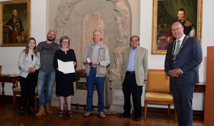 <p>Op de foto Amber Paashuis, Dennis Paashuis-Maas, Rky Paashuis-Maas, Harrie Maas, Rien Paashuis en Jack Mikkers. (Foto: Henk van Esch).</p>