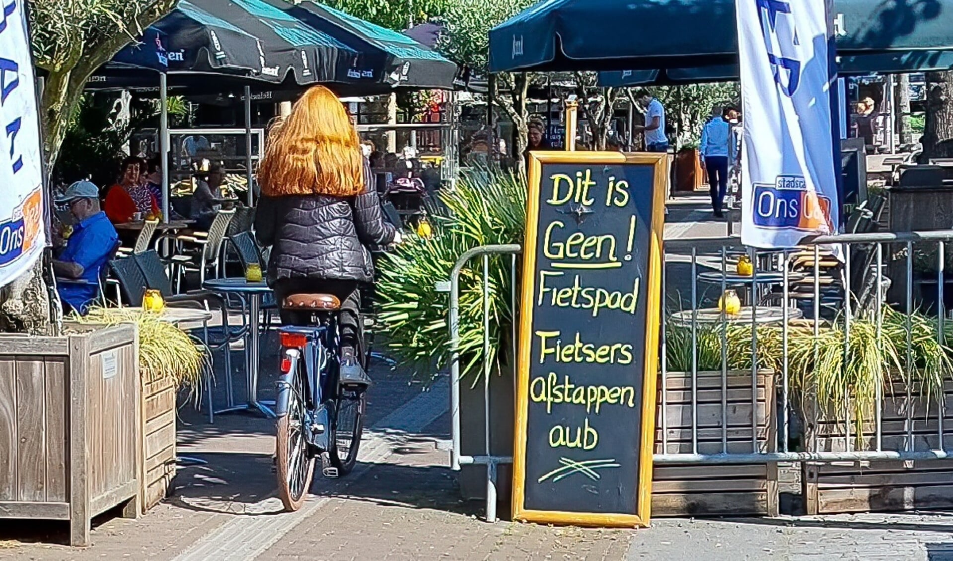 De fietsstrook in Uden loopt gevoelsmatig over het terras. Dit zorgt volgens de ASD voor gevaarlijke situaties. (foto: ASD)