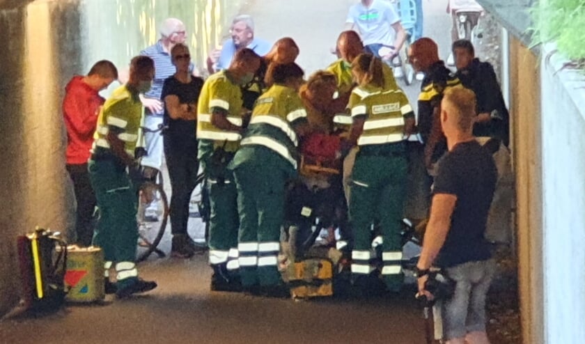Een hardloopster is na een botsing met fietsers gewond geraakt.