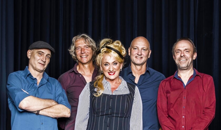 <p>Karin Bloemen en de Old School Band. (foto: Rob Becker)</p>