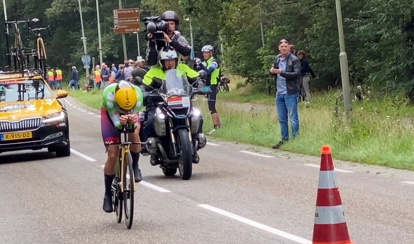 <p>Marianne Vos in de laatste meters voor de finishlijn.</p>