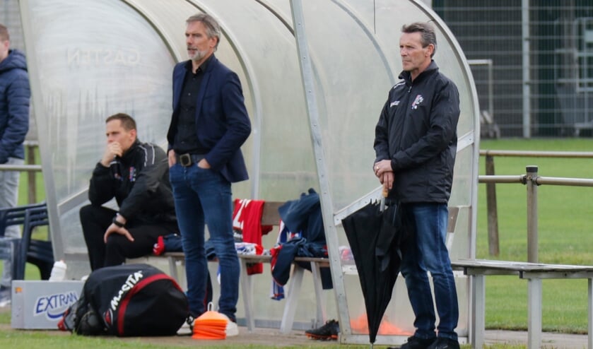 <p>UDI'19-trainer Lodewijk de Kruif in de dug-out.</p>