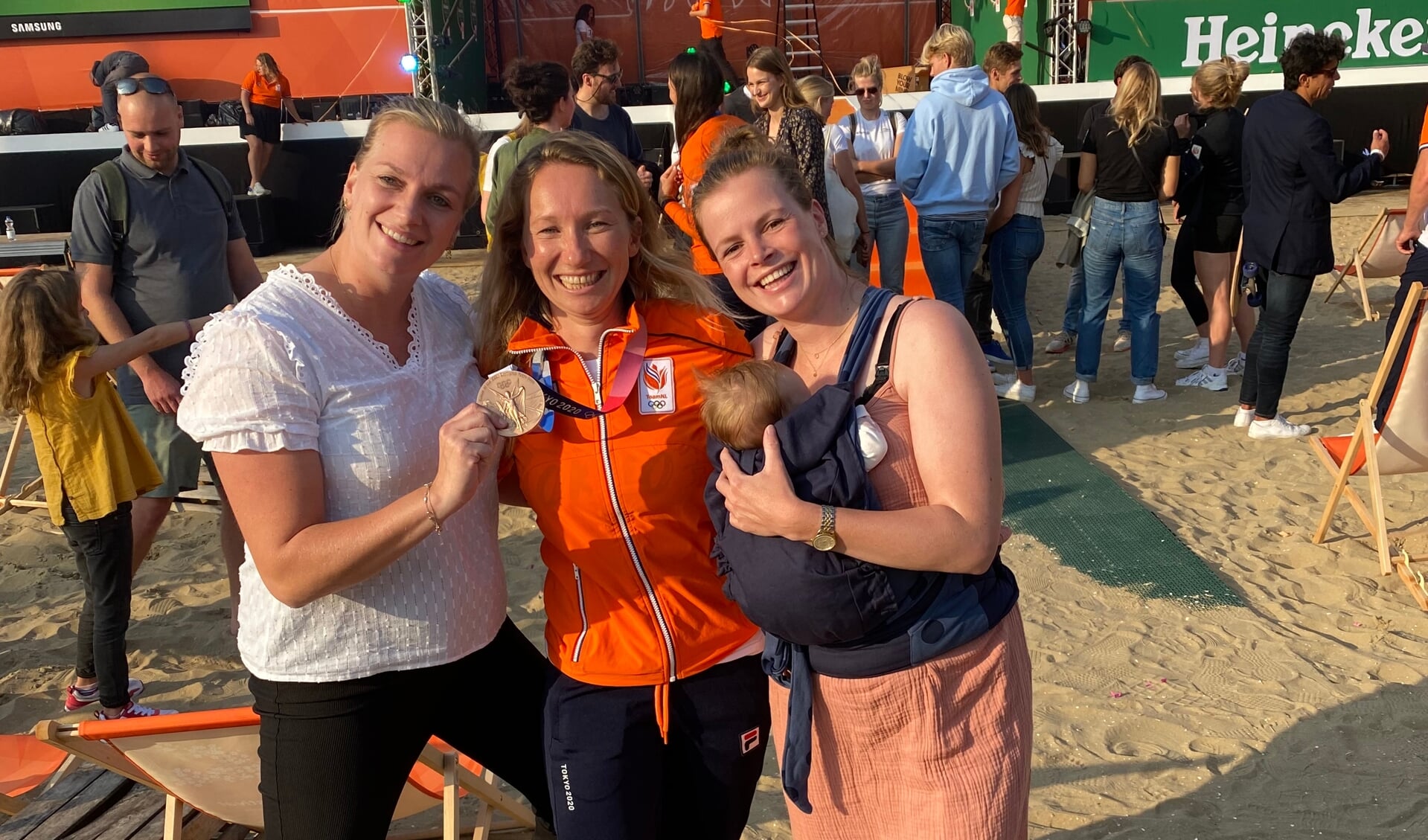 Annemiek Bekkering (midden) vlak na de huldiging in Scheveningen. Anne, Britt en de kleine Lune waren speciaal vanuit Veghel gekomen.