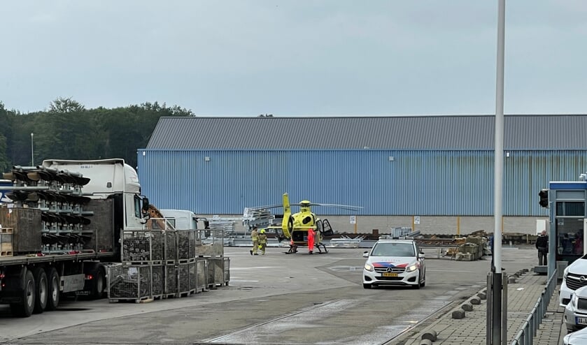 Een persoon werd met een traumahelikopter afgevoerd.