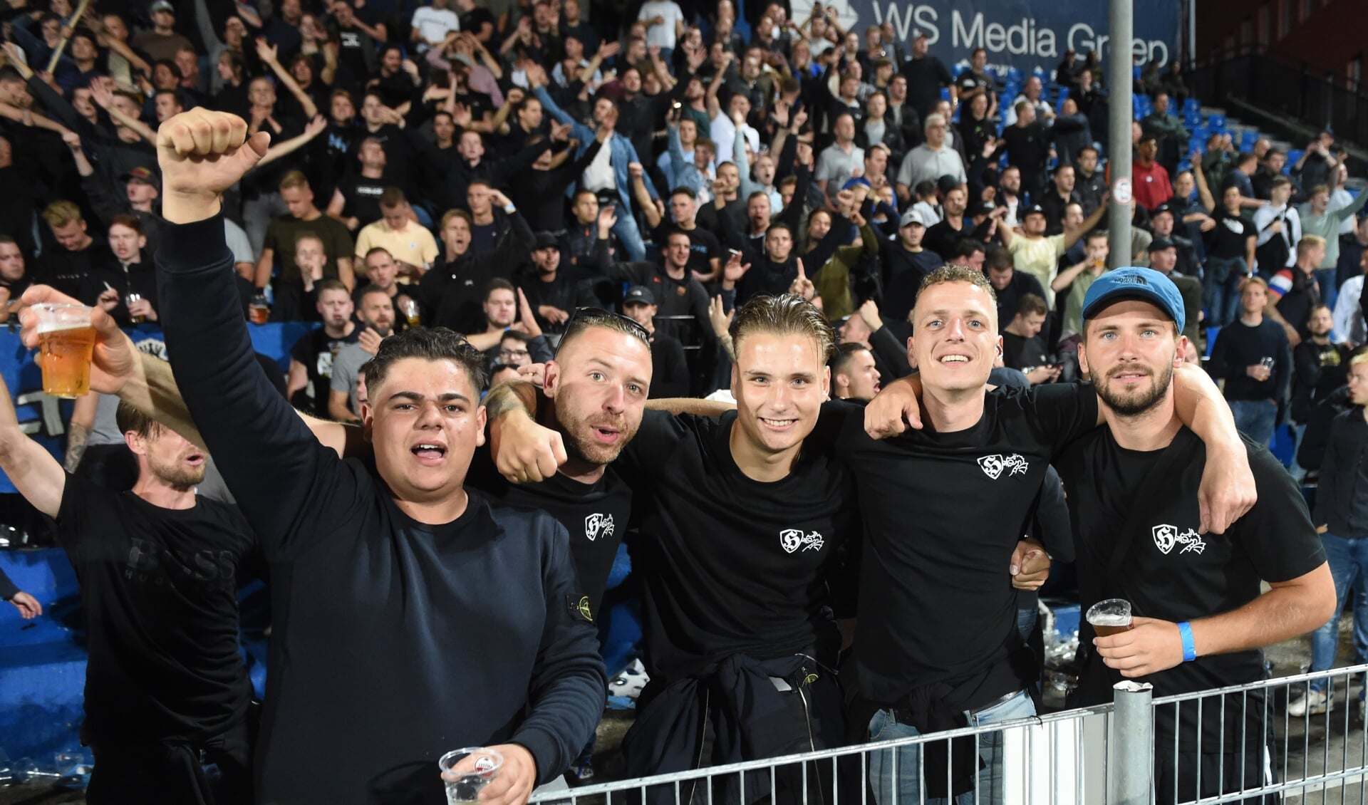 Ondanks het verlies (2-3 thuis tegen Jong Ajax) bleven de supporters van FC Den Bosch als één man achter hun club staan. Na afloop van de wedstrijd volgde dan ook een luid applaus. (Foto: Henk van Esch)