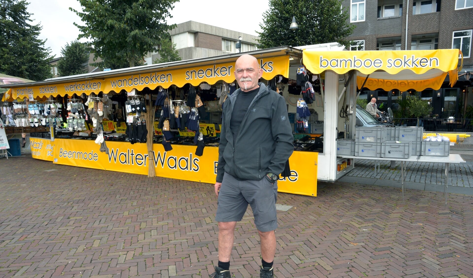 Walter voor zijn kraam op de Markt in Uden. (foto: Henk Lunenburg)