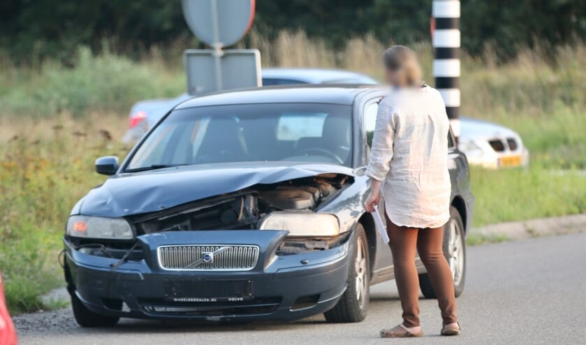 Auto's botsen op elkaar op Sint Anthonisweg in Boxmeer.