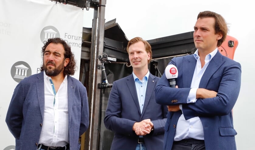 <p>De kandidaat-raadsleden Peter Verstegen (links) en Noud Janssen naast Forum-voorman Thierry Baudet.</p>