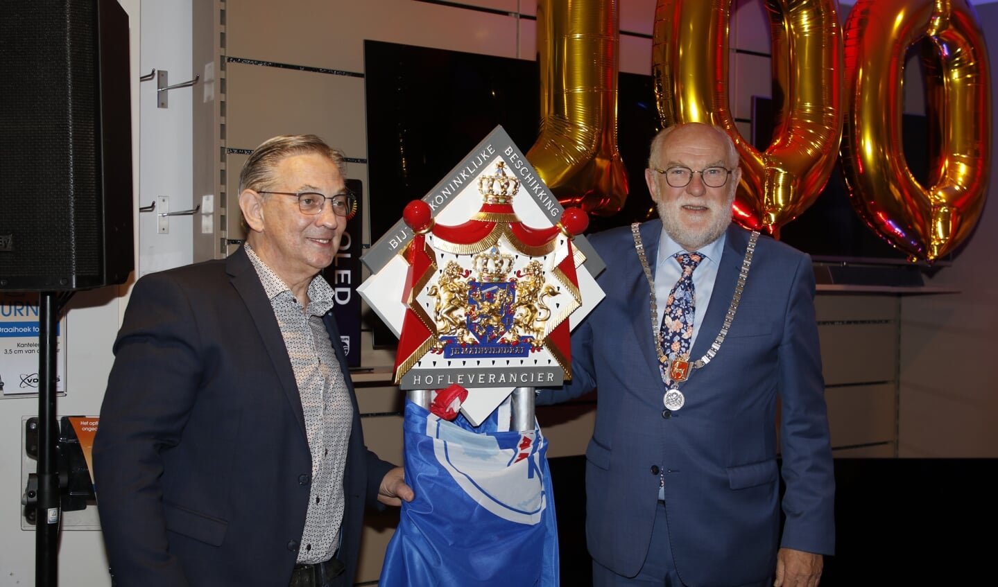 Jan Berkvens (links) kreeg het Wapen met de toevoeging 'Hofleverancier' uitgereikt door burgemeester Karel van Soest. 