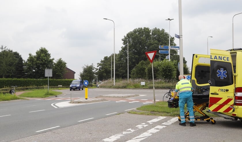 De fietser is per ambulance overgebracht naar het ziekenhuis.
