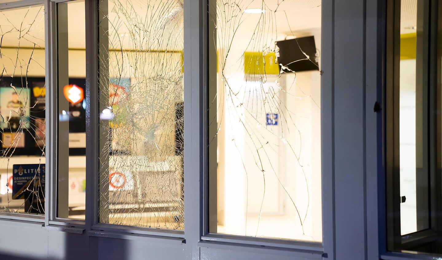 Man gooit veel ramen van politiebureau in Oss in. (Foto: Gabor Heeres, Foto Mallo)