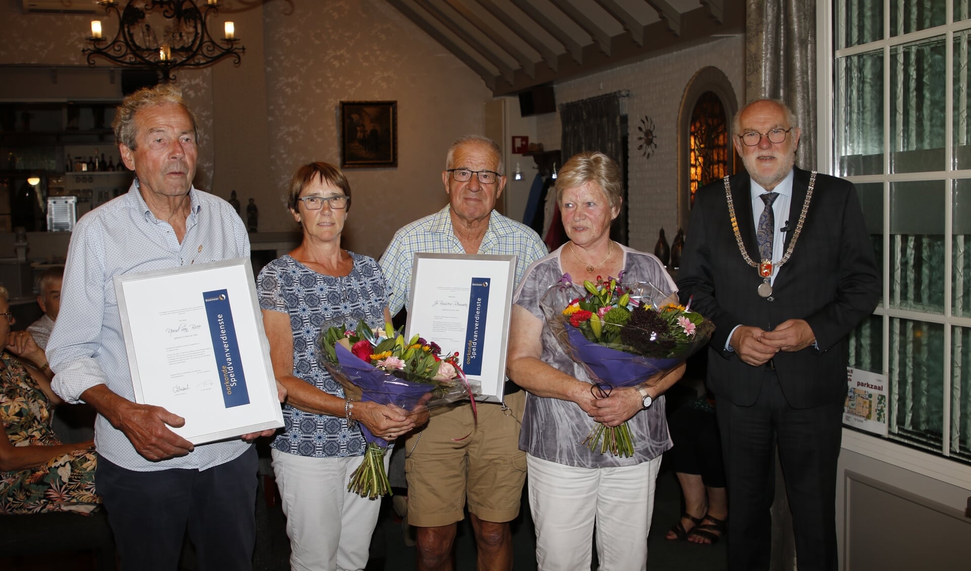 Noud van Bree (links) en Jo Bussers (met bloemen) werden samen met hun partners toegesproken door Karel van Soest. 