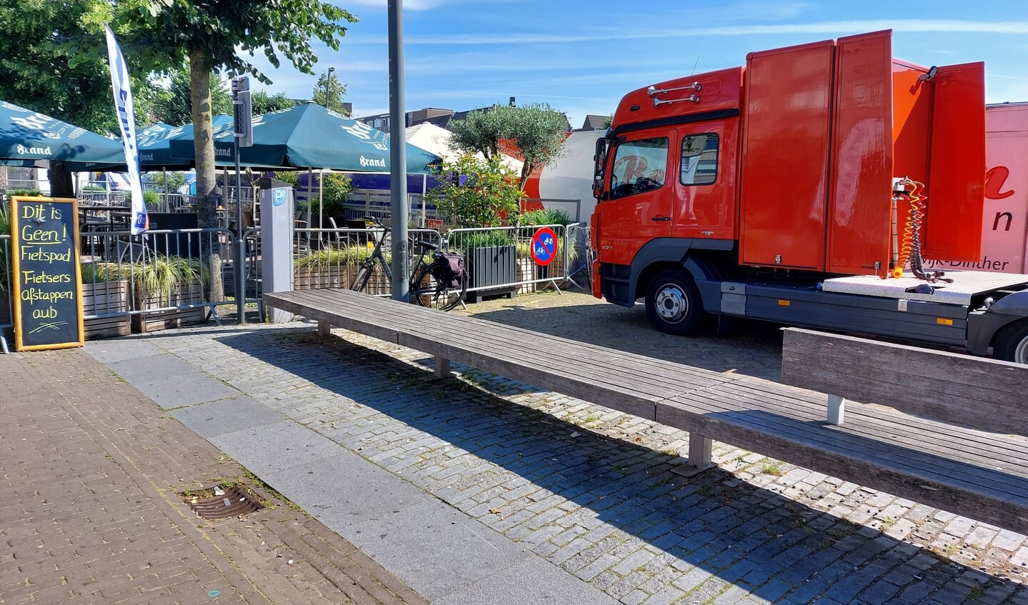 De doorgang van de fietsstrook wordt op maandagochtend geblokkeerd door de weekmarkt.