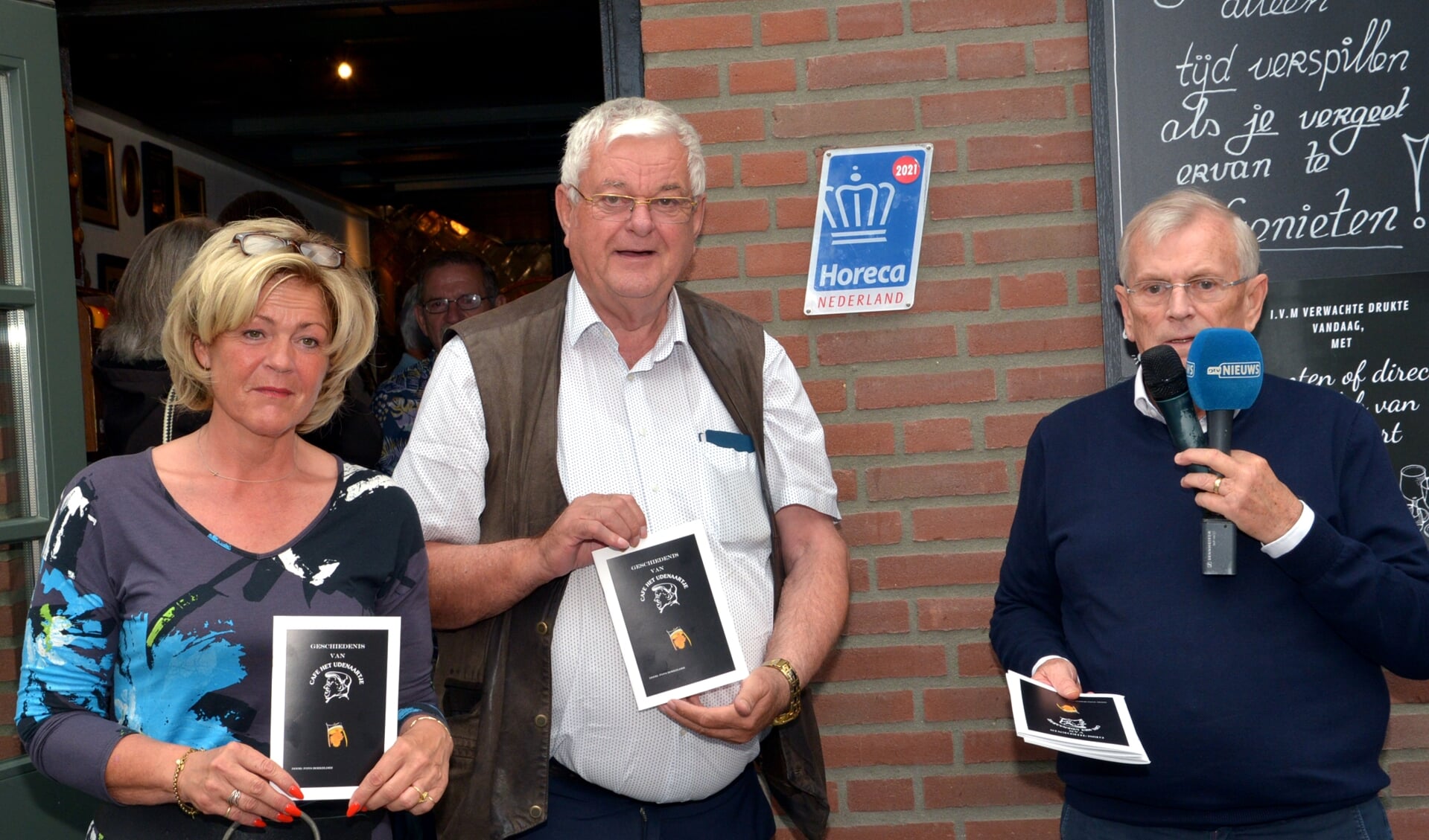 De eerste boeken werden uitgereikt aan Cleem Witlox en dochter Anita. (foto: Henk Lunenburg)