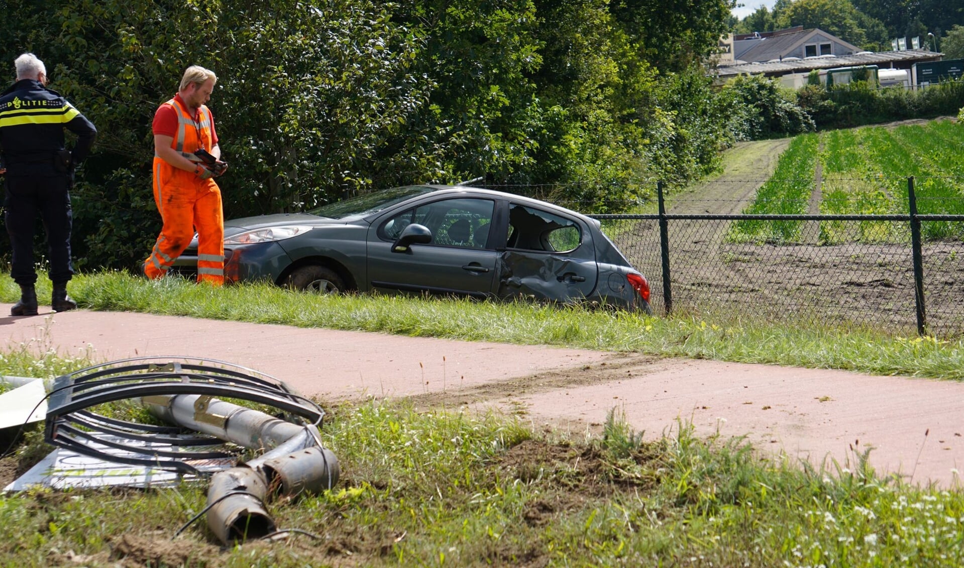 De auto schoof de berm in.