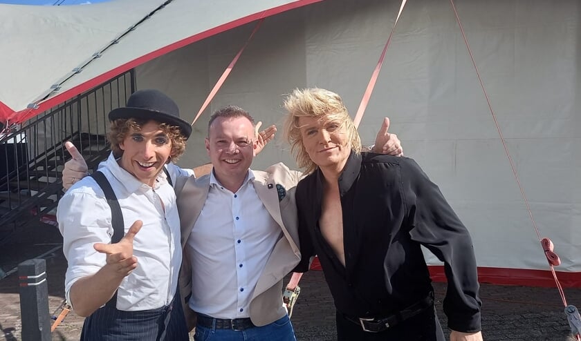 <p>Roald de Laak (midden) met Hans Klok (rechts).</p>